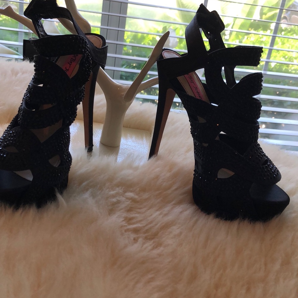 Shoe - Picture 2 of 5